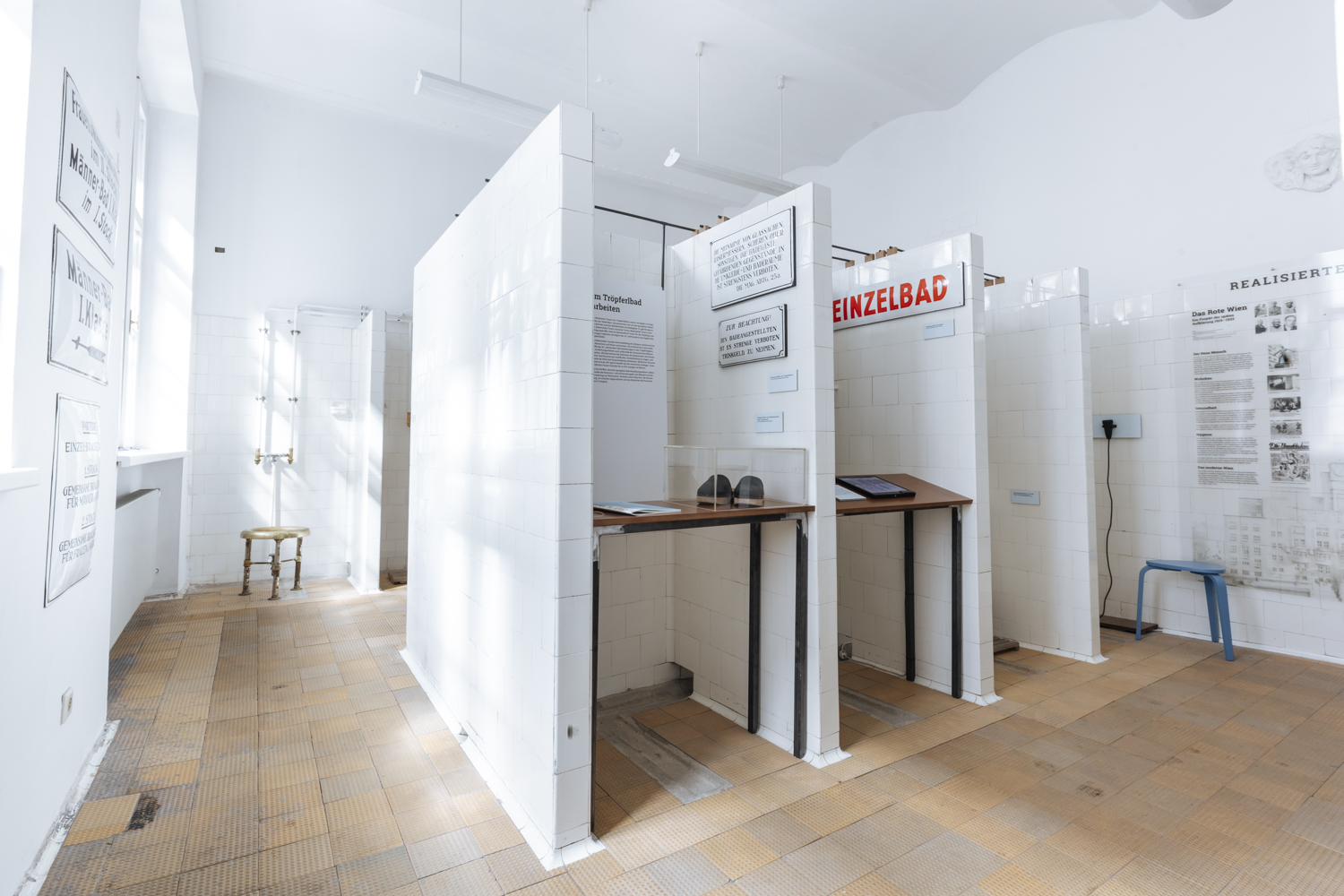 Dauerausstellung "Im Tröpferlbad - Geschichte(n) von Gesundheit und Hygiene" im original erhaltenen Tröpferlbad-Duschraum, Foto: Marlene Fröhlich | luxundlumen.com