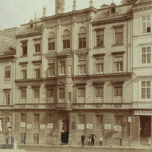 Im Esterhazybad fanden zahlreiche Verhaftungen von Männern aufgrund homosexueller Handlungen statt. August Stauda, 6., Gumpendorfer Straße 59 – Esterhazybad, um 1900, Wien Museum