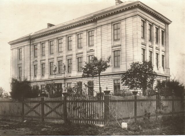 Schulgebäude in der damaligen Atzgersdorfer Gärdtnergasse, heute Bezirksmuseum Liesing (Canavesegasse 24), 1884, Foto: Bezirksmuseum Liesing