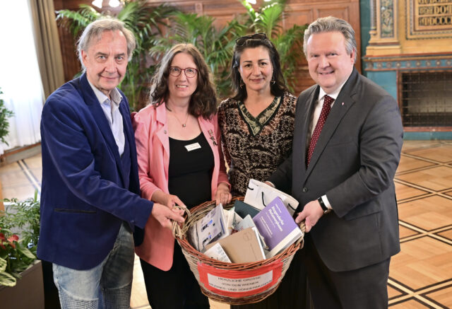 Empfang Rathaus, v.l.n.r.: ARGE Vizepräsident Michael Swatosch, ARGE Präsidentin Brigitte Neichl, Stadträtin für Kultur und Wissenschaft Veronica Kaup-Hasler, Bürgermeister Michael Ludwig, Foto: Stadt Wien/Christian Jobst, Juli 2024