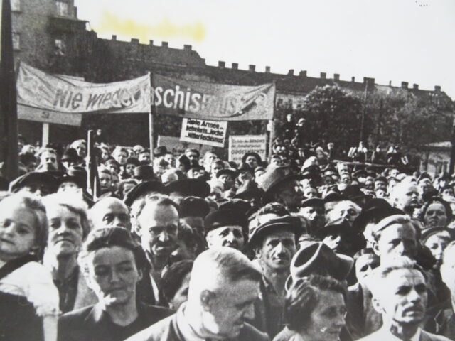 Tag der Wiener Bezirksmuseen 2025, Friedenskundgebung, Herderpark, 1945, Foto: Bezirksmuseum Simmering